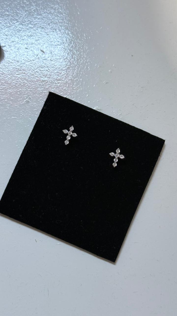 brinco cruz com banho de ródio